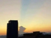 杭州夜空惊现“鹊桥”奇观，网友直呼浪漫